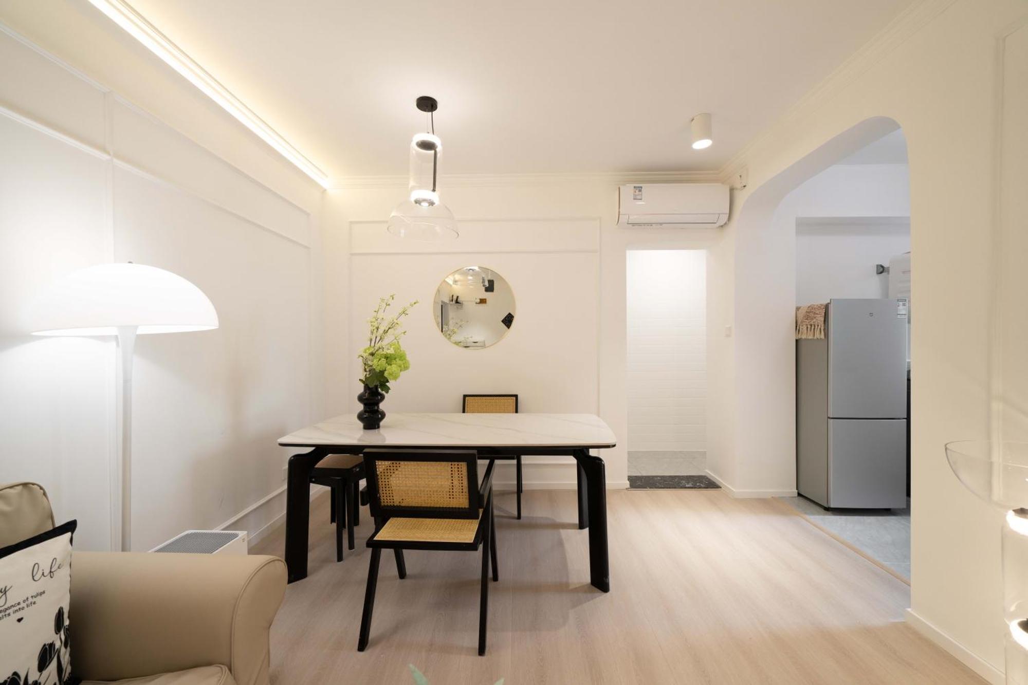 Yi Du - Family Located 500 Meters Away From Nanjing West Road Subway And Near People's Square Shanghai