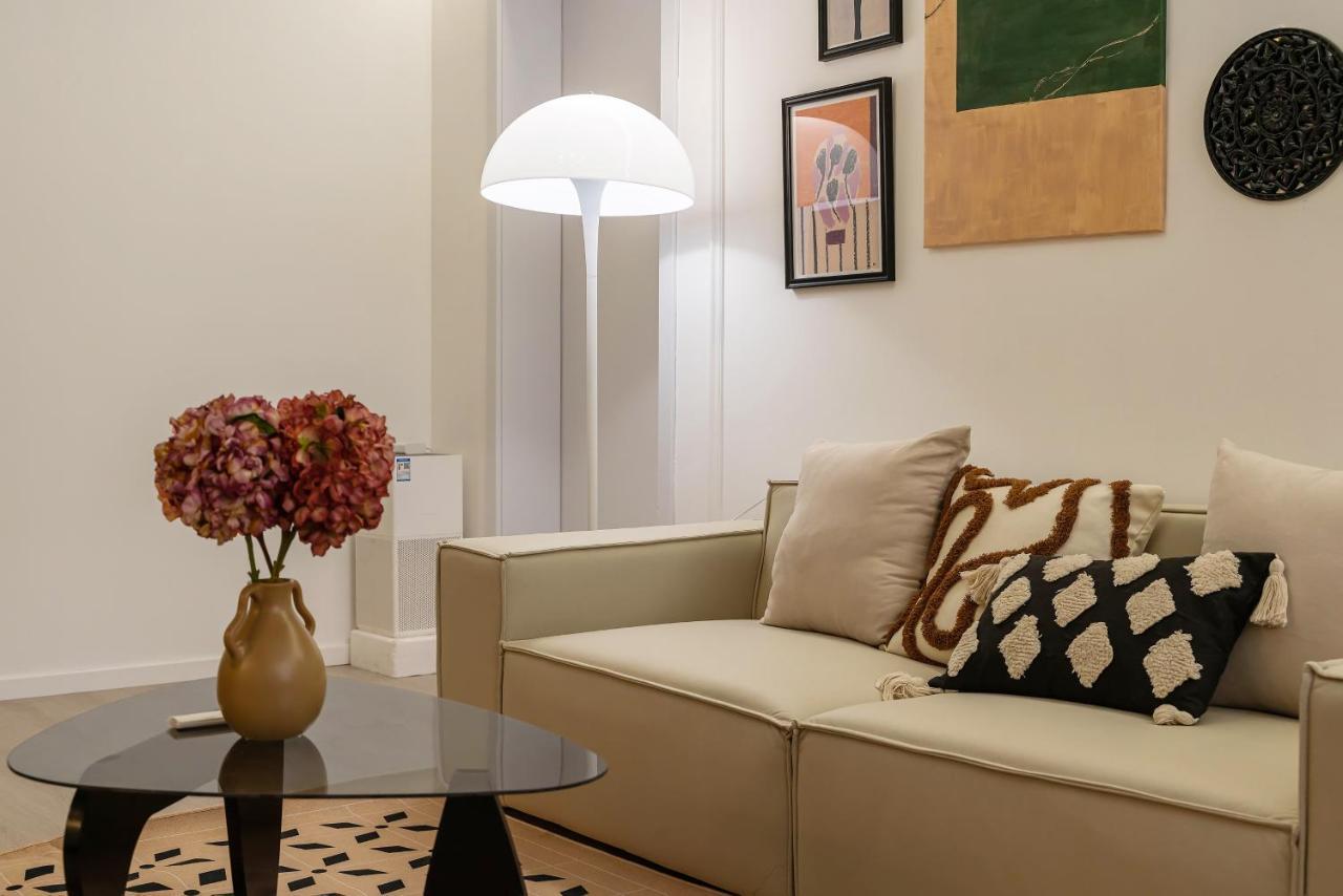 Yi Du - Family Located 500 Meters Away From Nanjing West Road Subway And Near People's Square