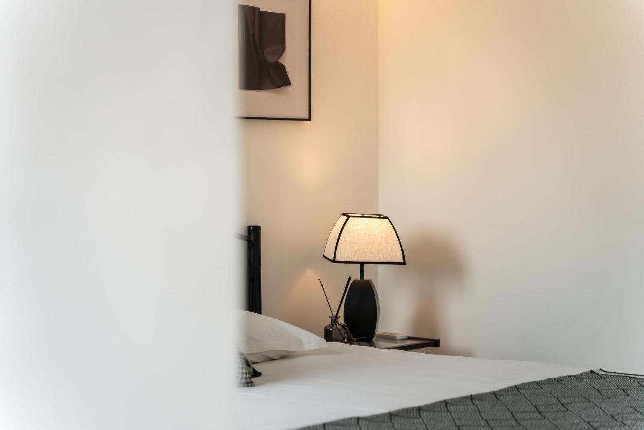 Yi Du - Family Located 500 Meters Away From Nanjing West Road Subway And Near People's Square