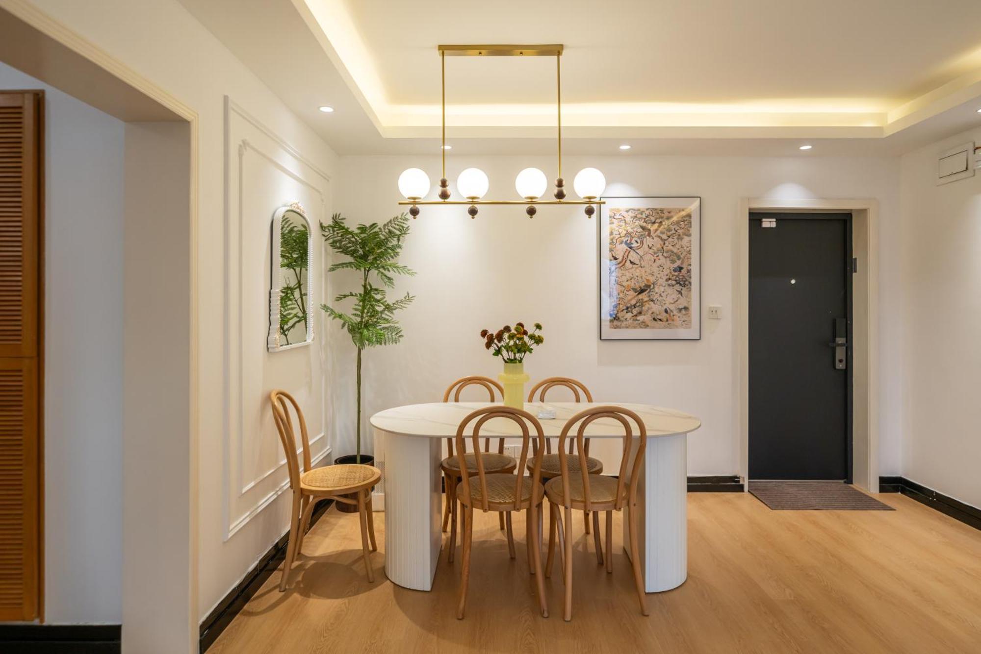 Yi Du - Family Located 500 Meters Away From Nanjing West Road Subway And Near People's Square * Shanghai