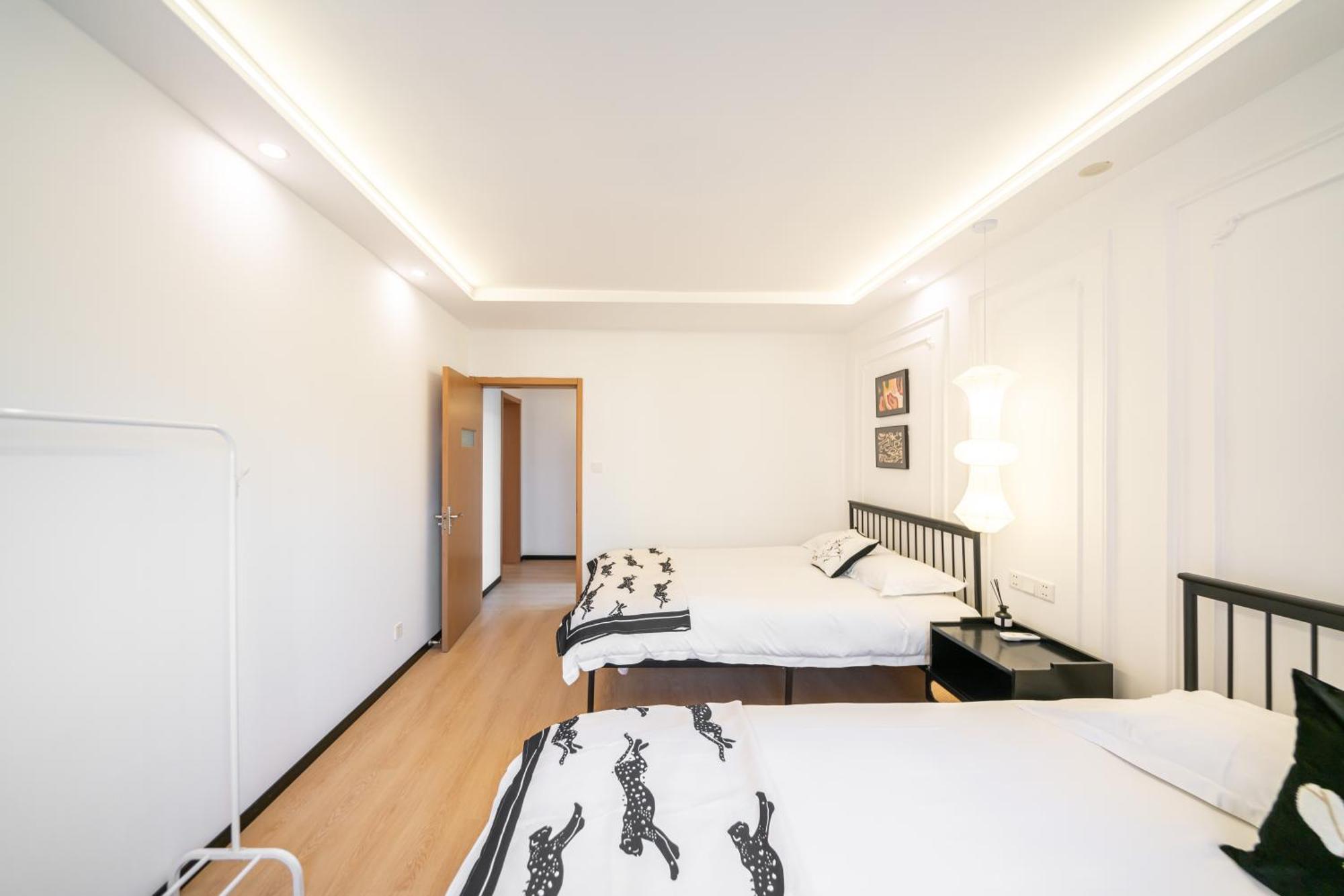 Yi Du - Family Located 500 Meters Away From Nanjing West Road Subway And Near People's Square Apartment
