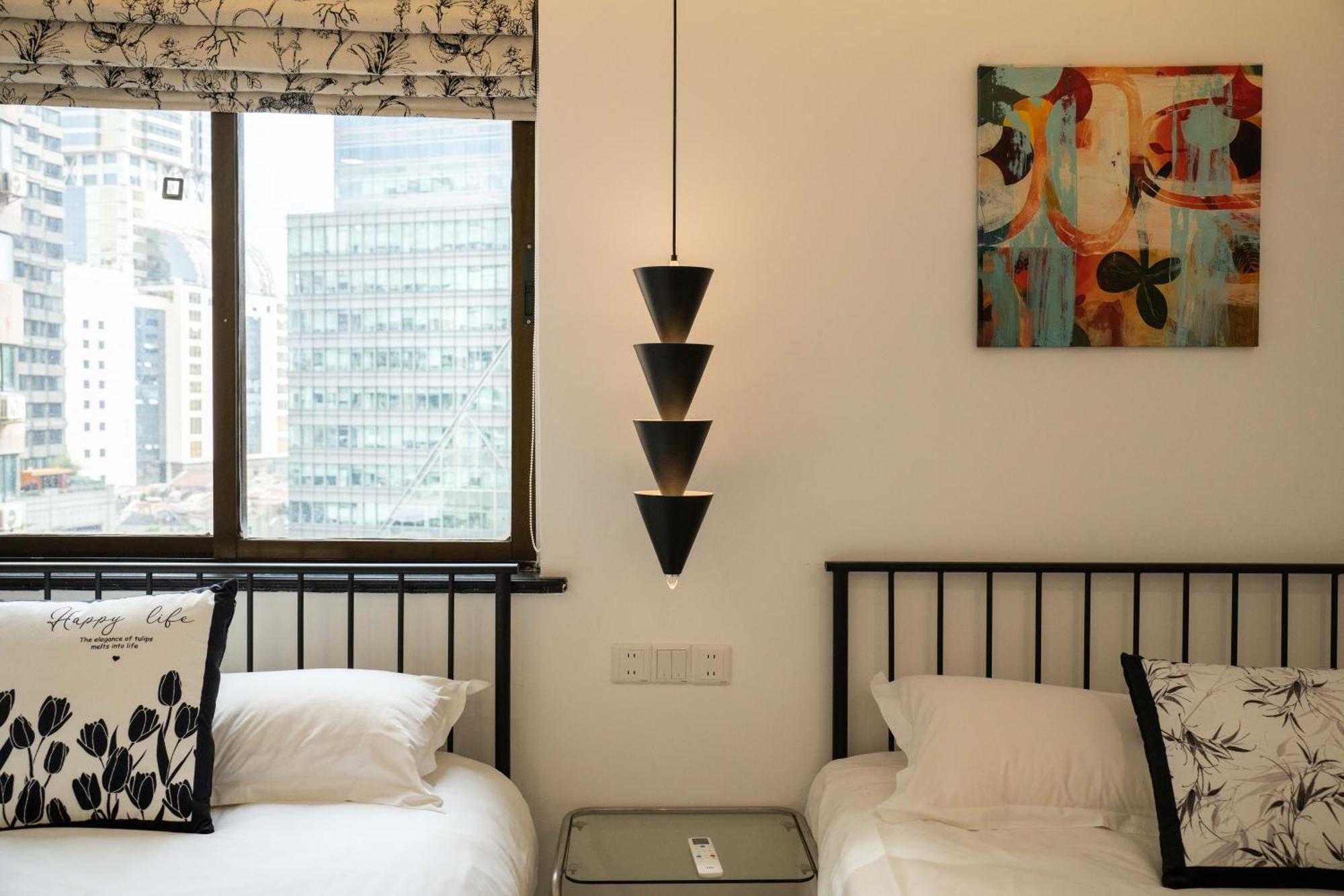 Yi Du - Family Located 500 Meters Away From Nanjing West Road Subway And Near People's Square