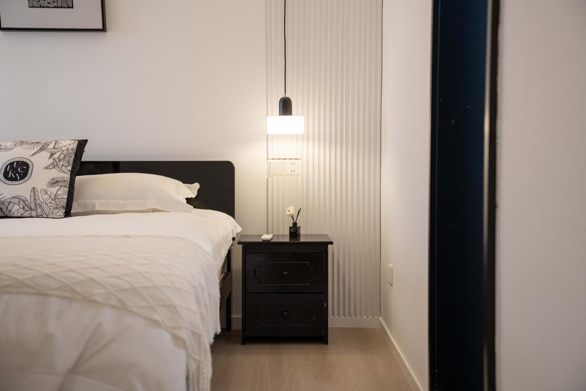 Yi Du - Family Located 500 Meters Away From Nanjing West Road Subway And Near People's Square Apartment