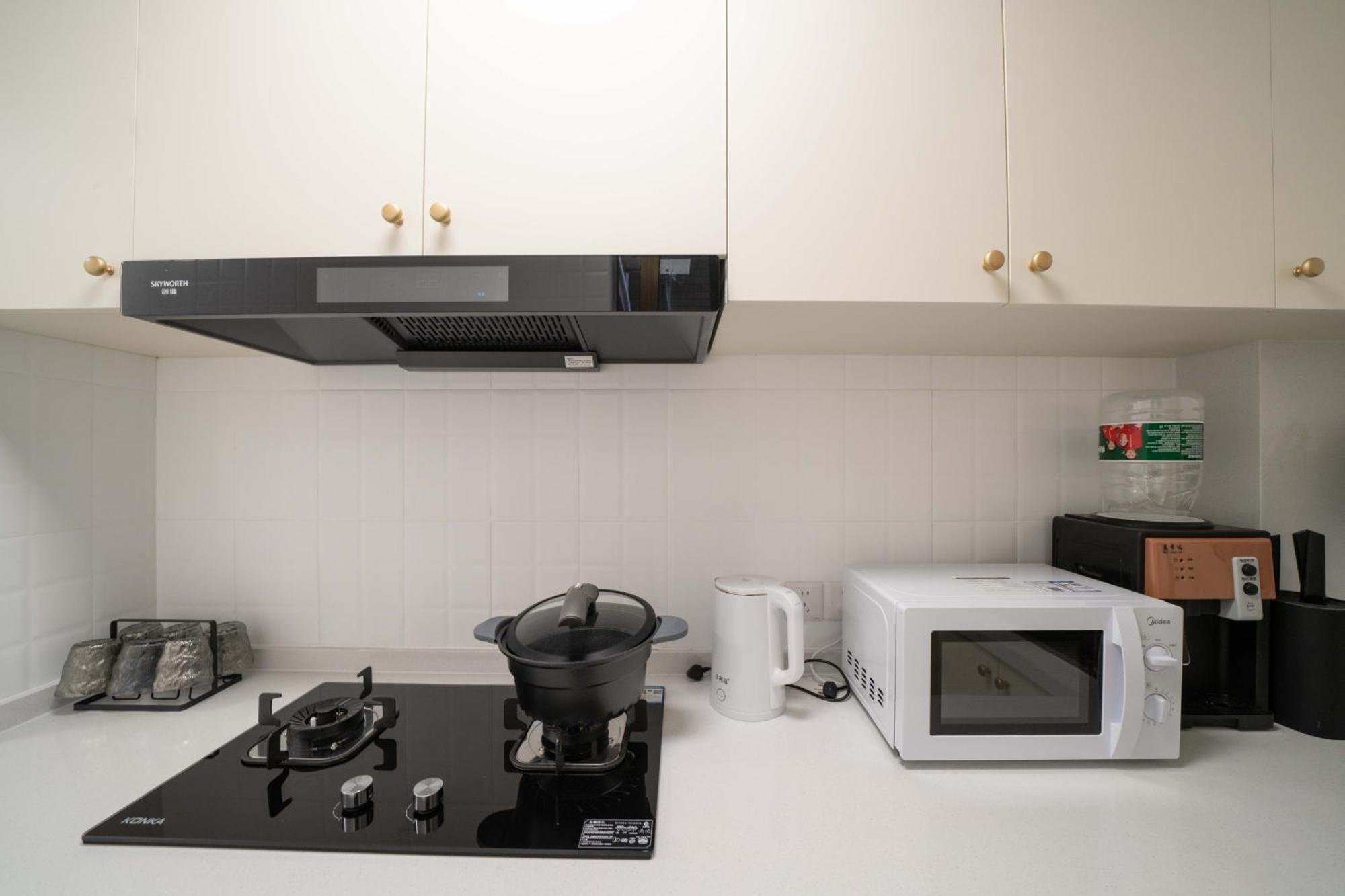 Yi Du - Family Located 500 Meters Away From Nanjing West Road Subway And Near People's Square * Shanghai