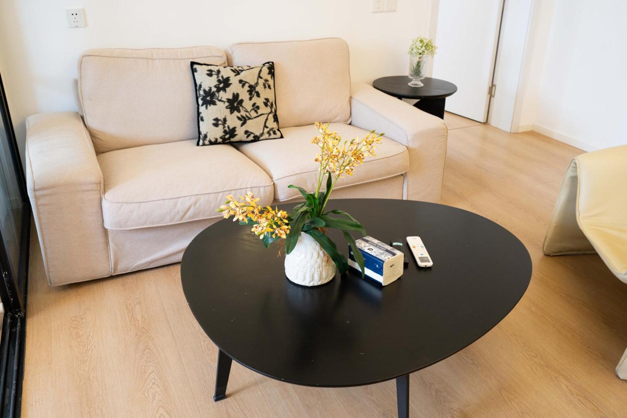 Yi Du - Family Located 500 Meters Away From Nanjing West Road Subway And Near People's Square