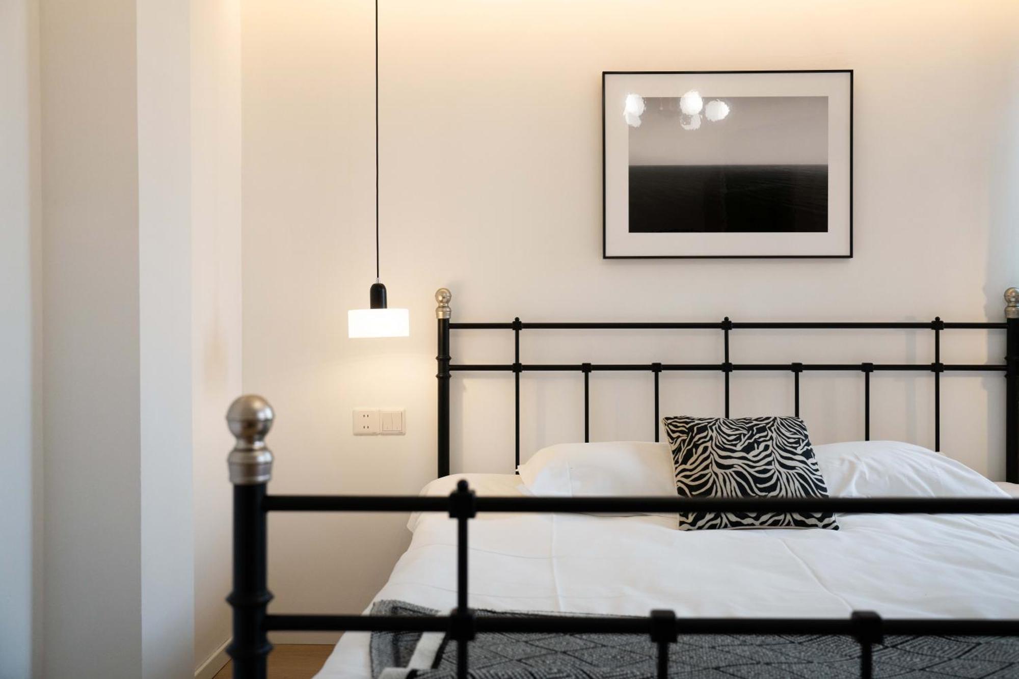Yi Du - Family Located 500 Meters Away From Nanjing West Road Subway And Near People's Square