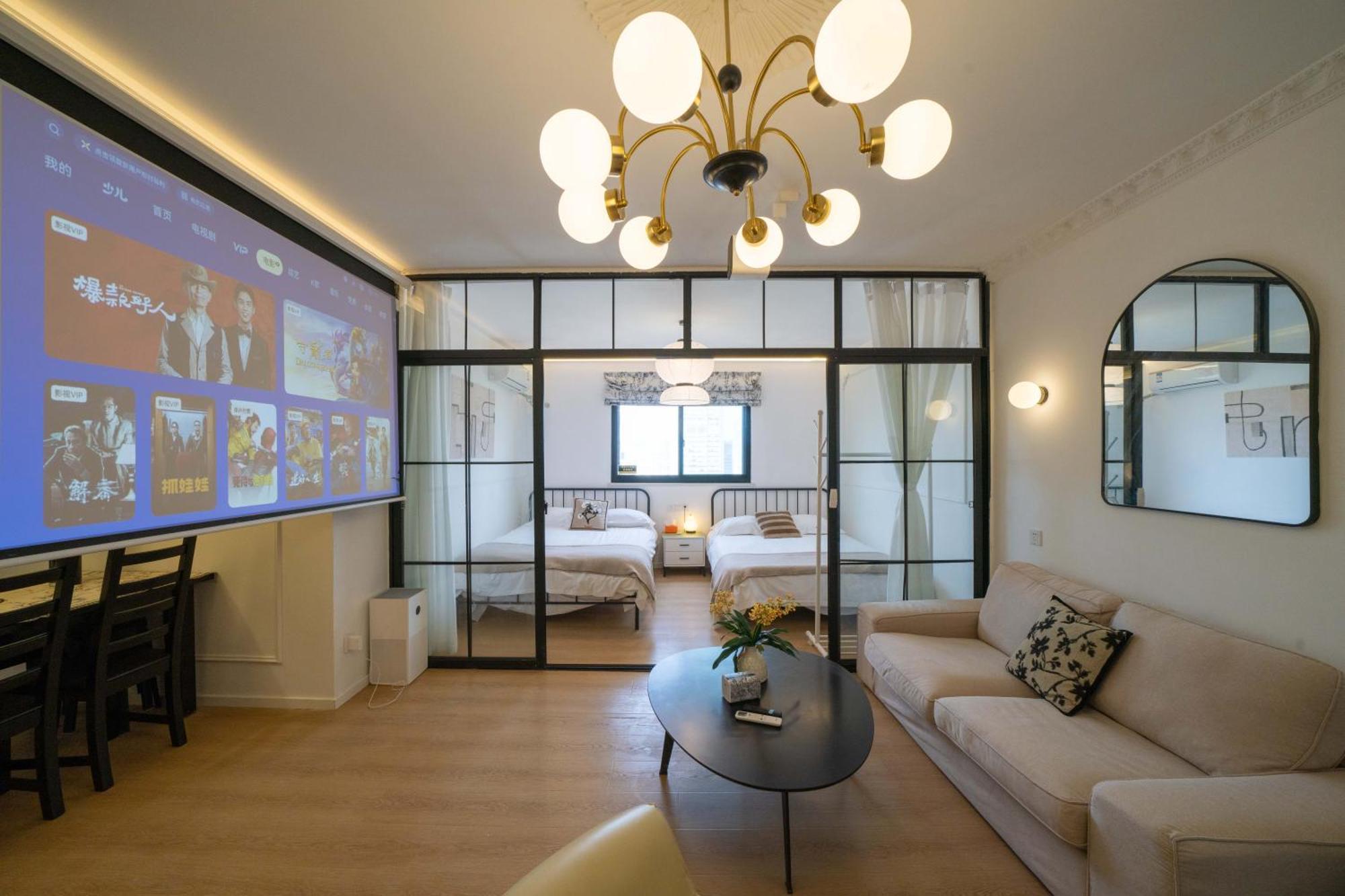 Yi Du - Family Located 500 Meters Away From Nanjing West Road Subway And Near People's Square