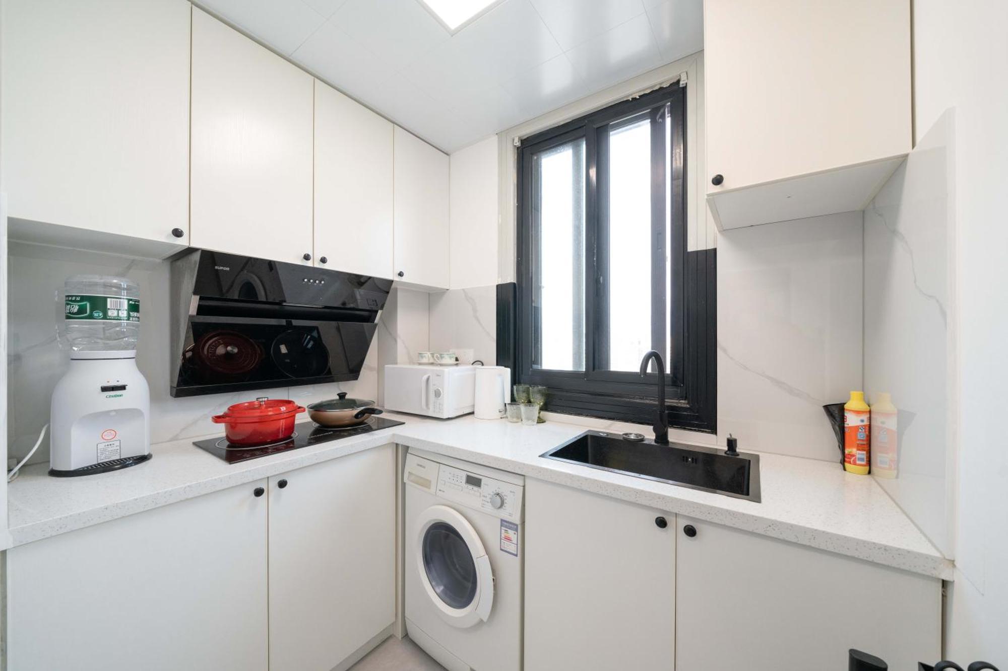 Yi Du - Family Located 500 Meters Away From Nanjing West Road Subway And Near People's Square Apartment