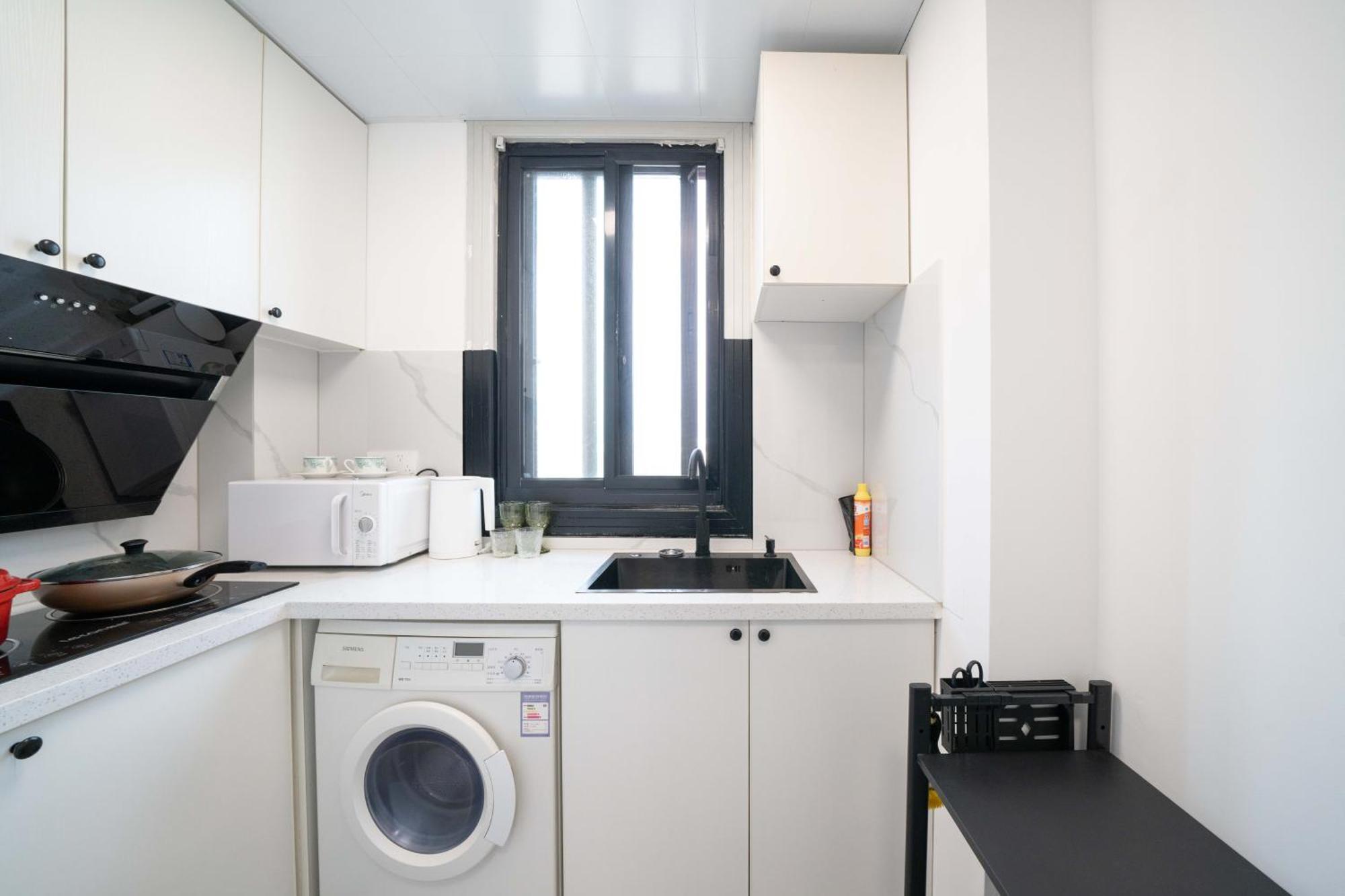 Yi Du - Family Located 500 Meters Away From Nanjing West Road Subway And Near People's Square *