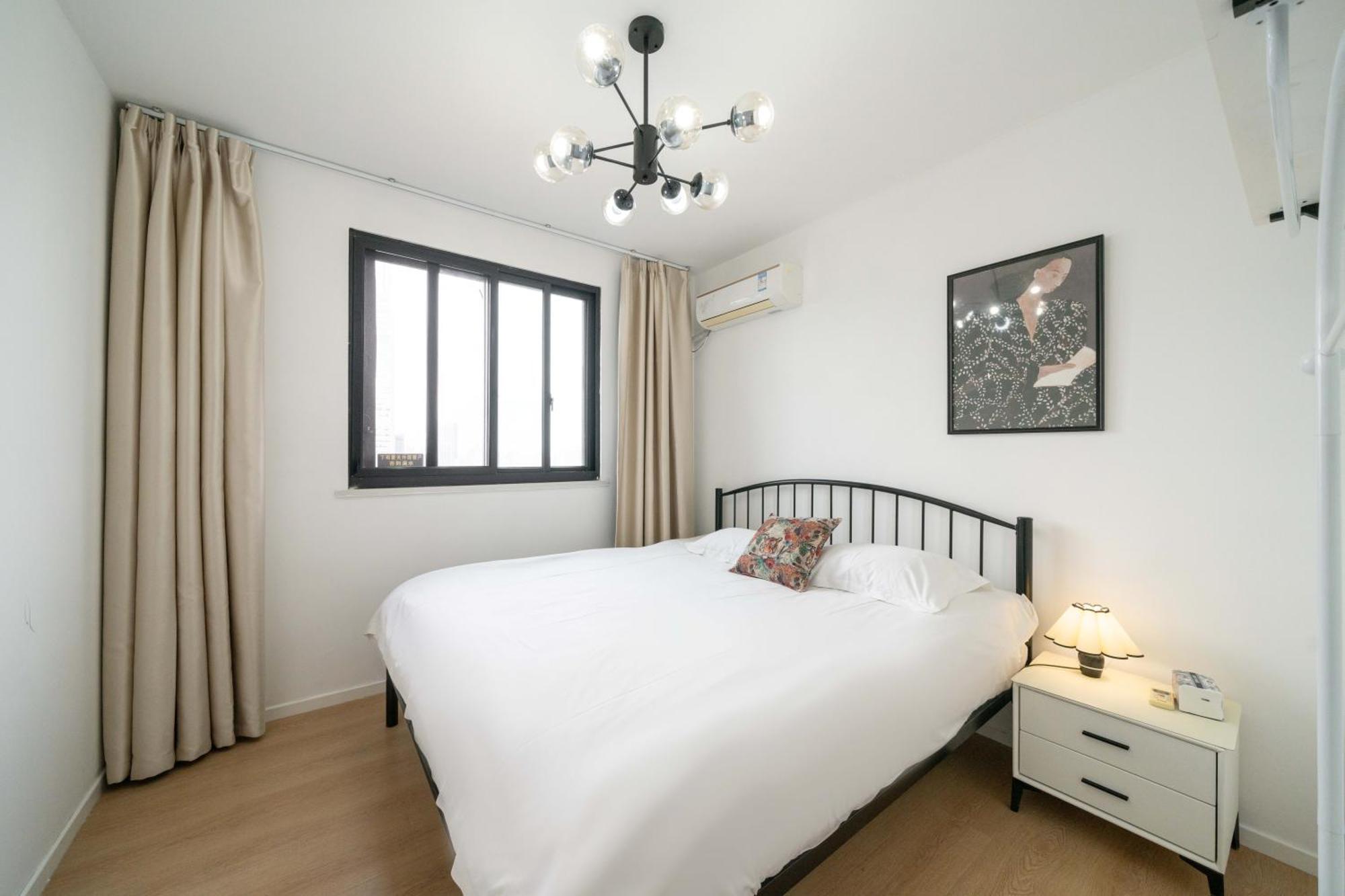 Yi Du - Family Located 500 Meters Away From Nanjing West Road Subway And Near People's Square *