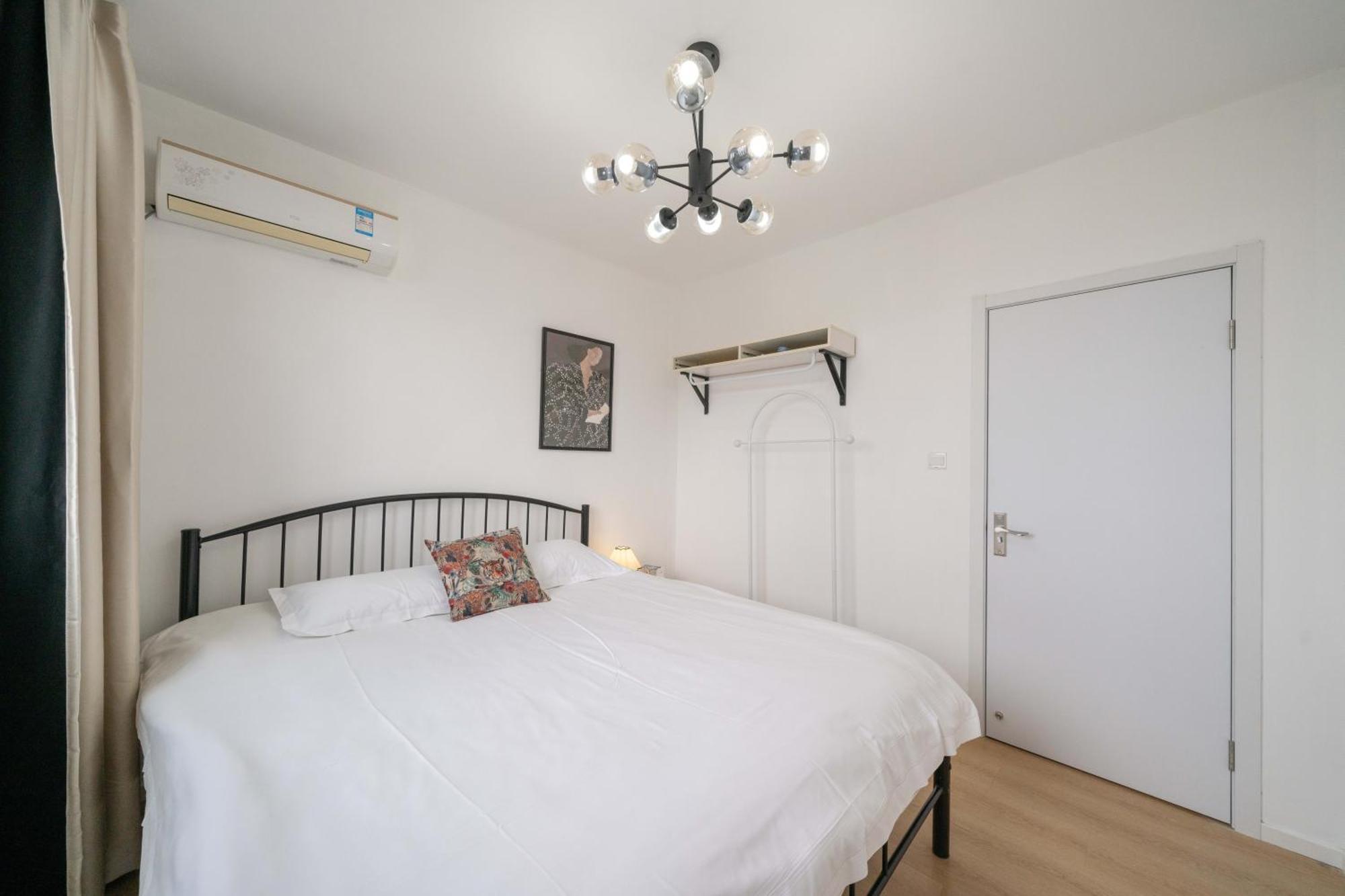 Yi Du - Family Located 500 Meters Away From Nanjing West Road Subway And Near People's Square