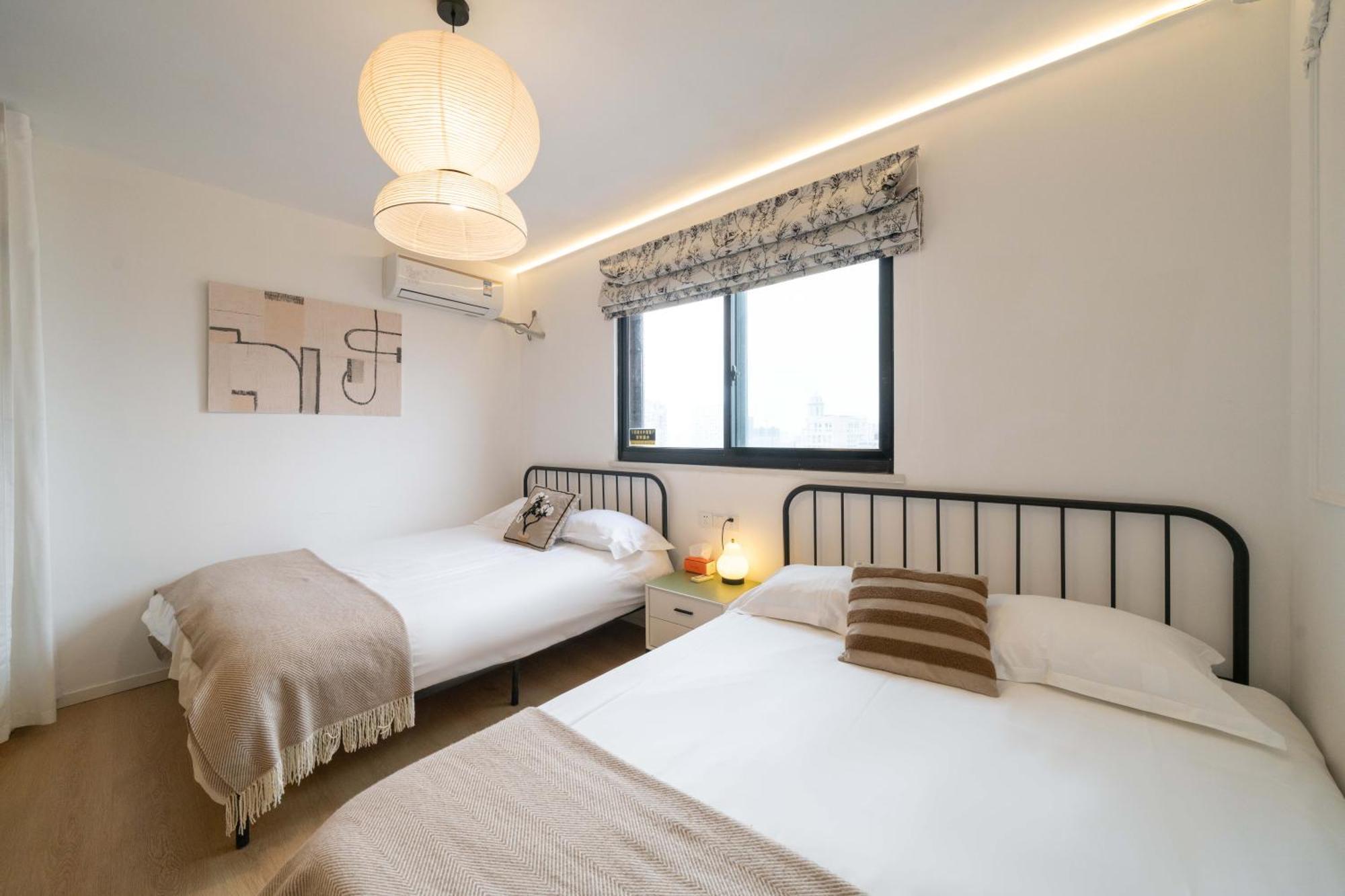 Yi Du - Family Located 500 Meters Away From Nanjing West Road Subway And Near People's Square * Shanghai