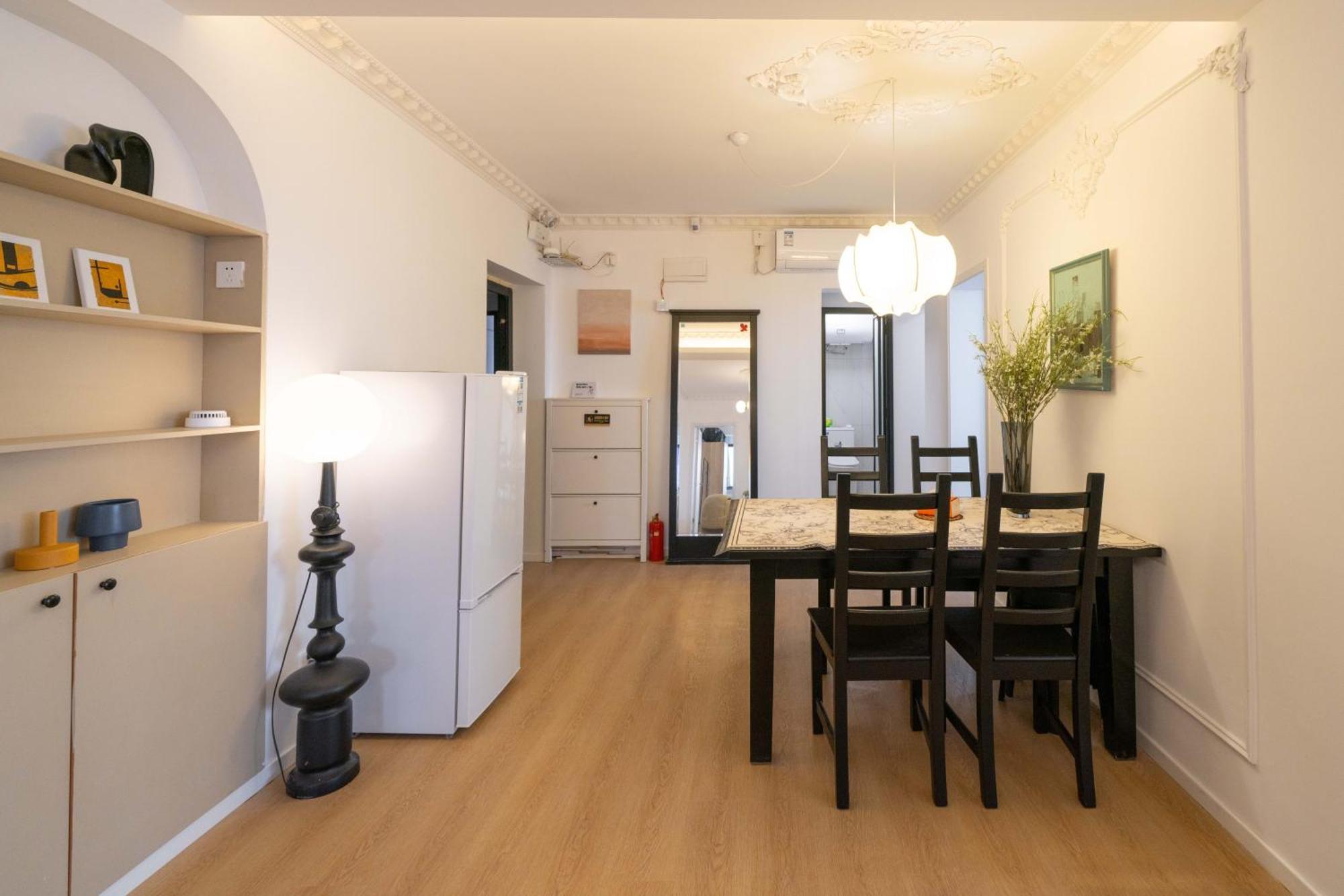 Yi Du - Family Located 500 Meters Away From Nanjing West Road Subway And Near People's Square
