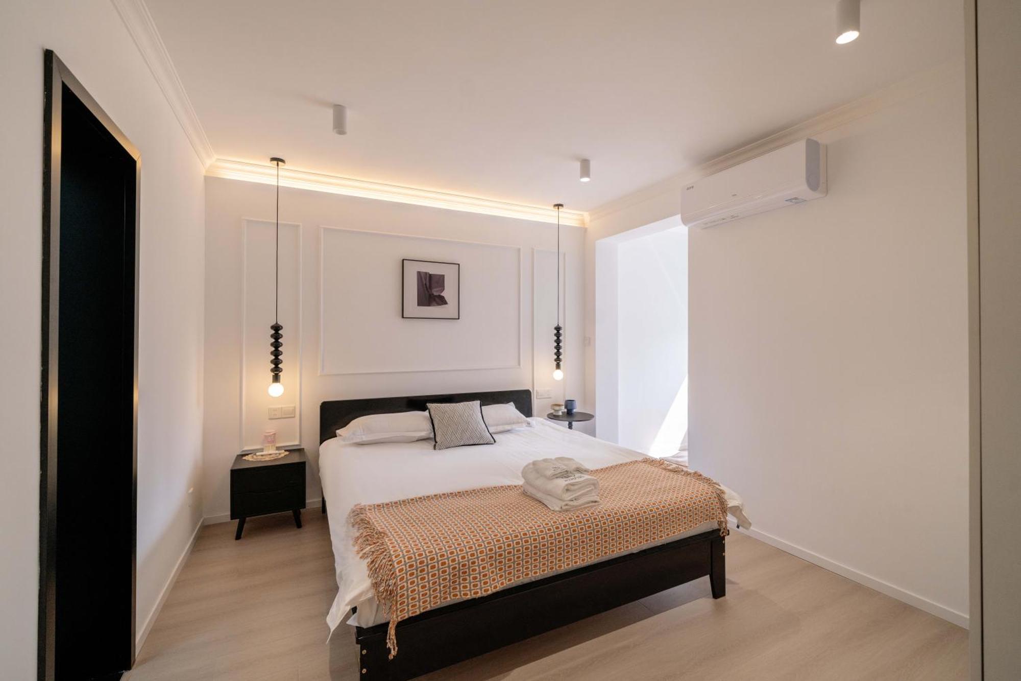 Yi Du - Family Located 500 Meters Away From Nanjing West Road Subway And Near People's Square * Shanghai