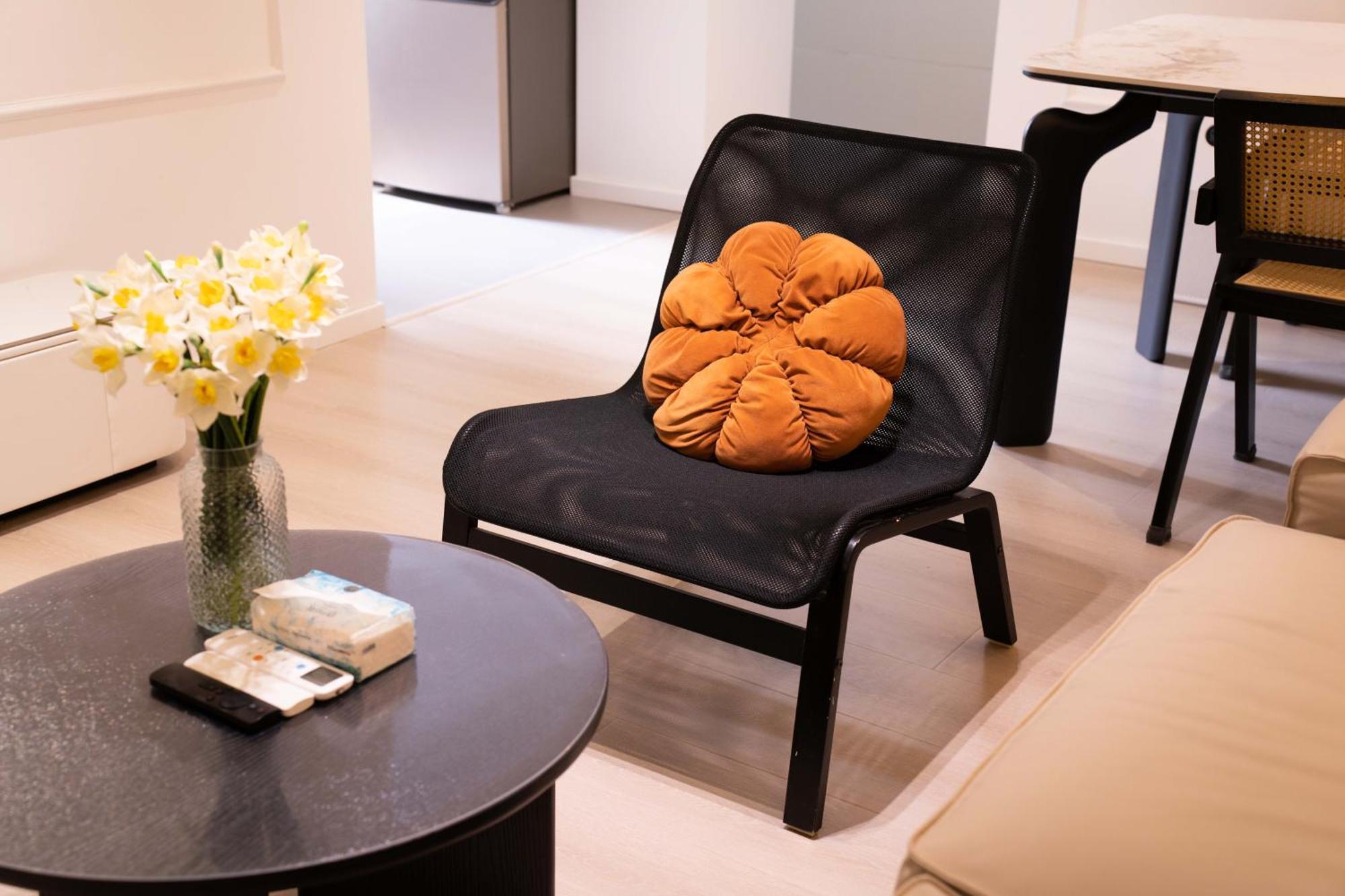 Yi Du - Family Located 500 Meters Away From Nanjing West Road Subway And Near People's Square Shanghai