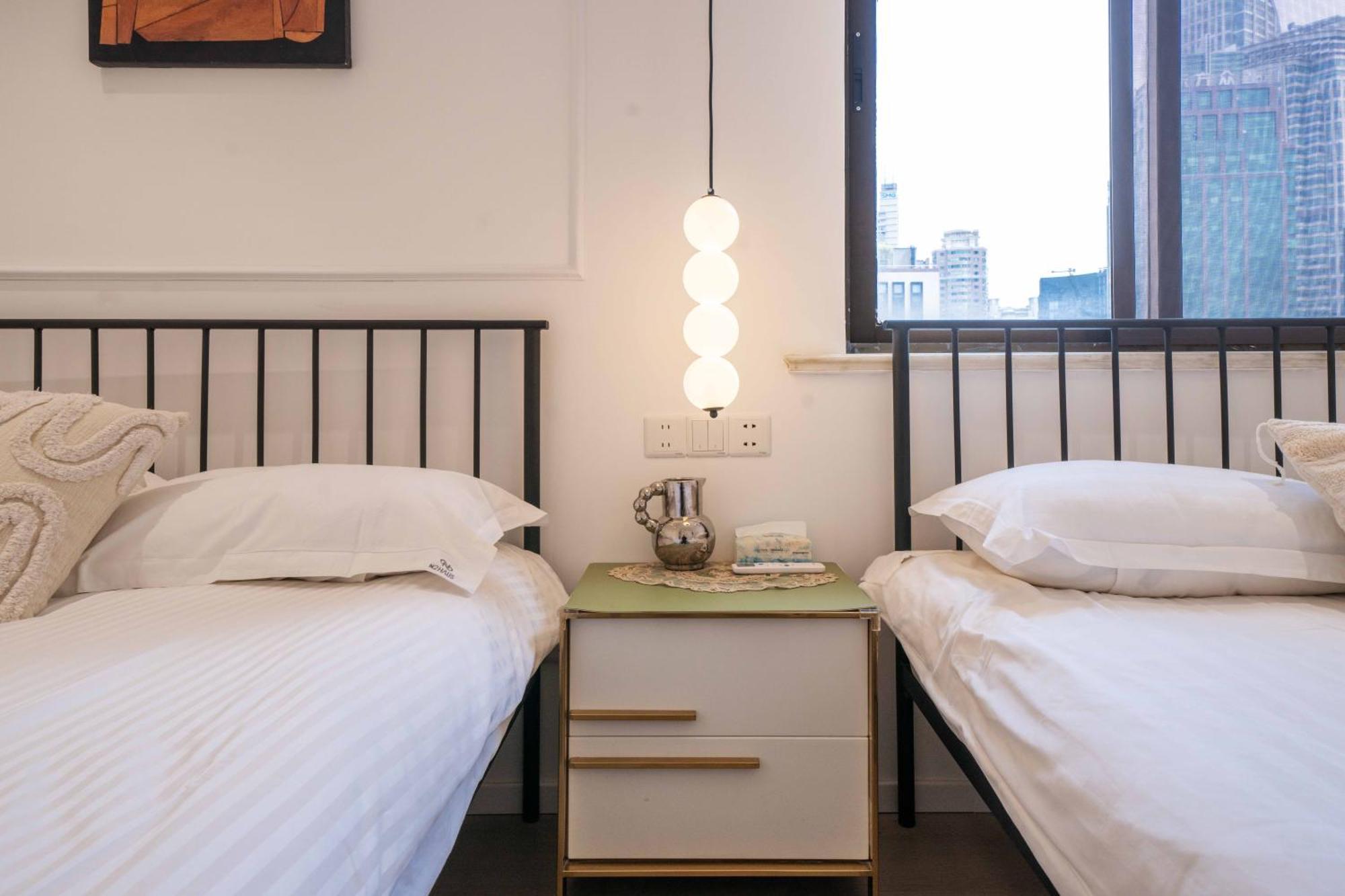 Yi Du - Family Located 500 Meters Away From Nanjing West Road Subway And Near People's Square