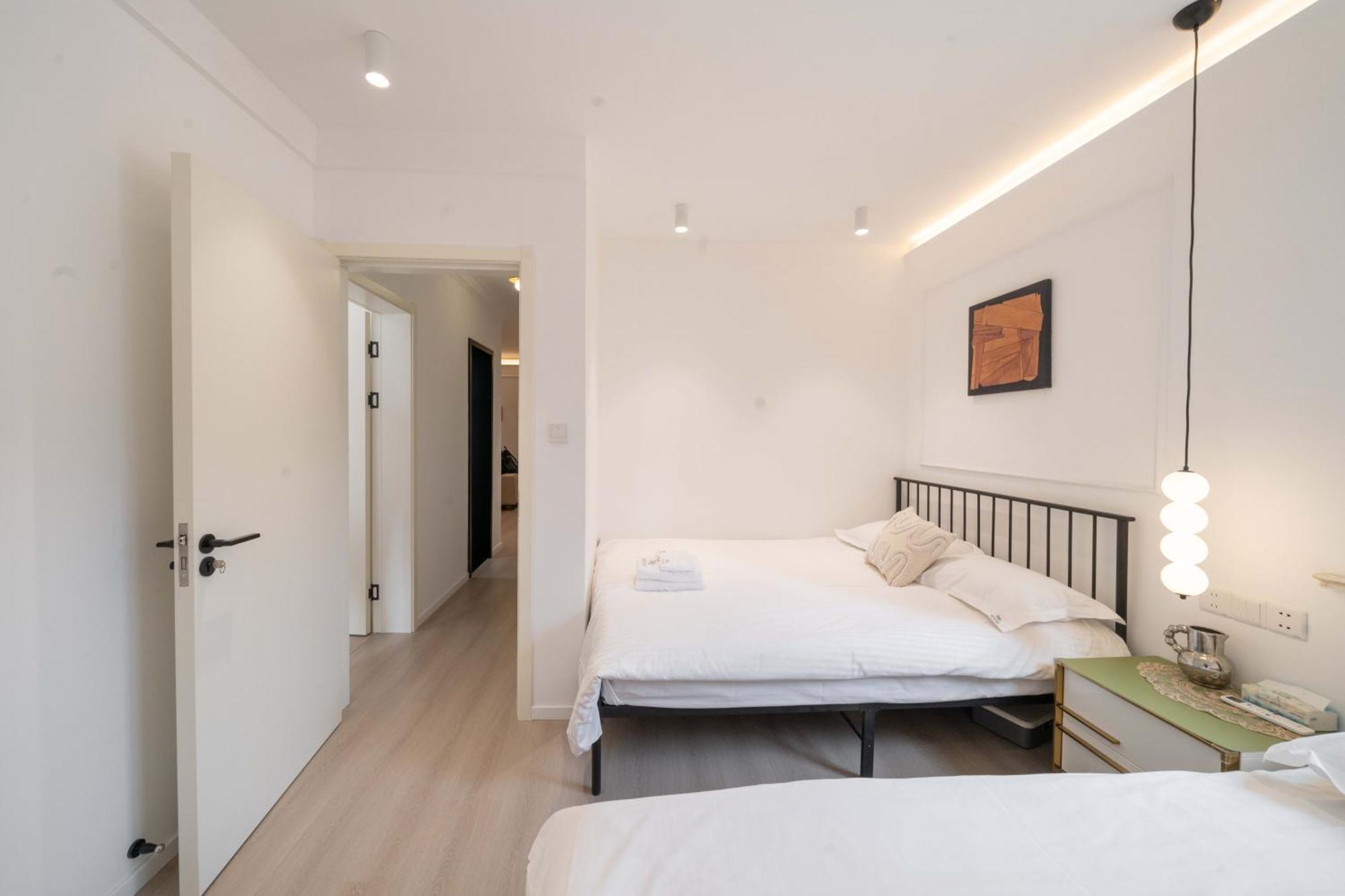 Yi Du - Family Located 500 Meters Away From Nanjing West Road Subway And Near People's Square * Shanghai