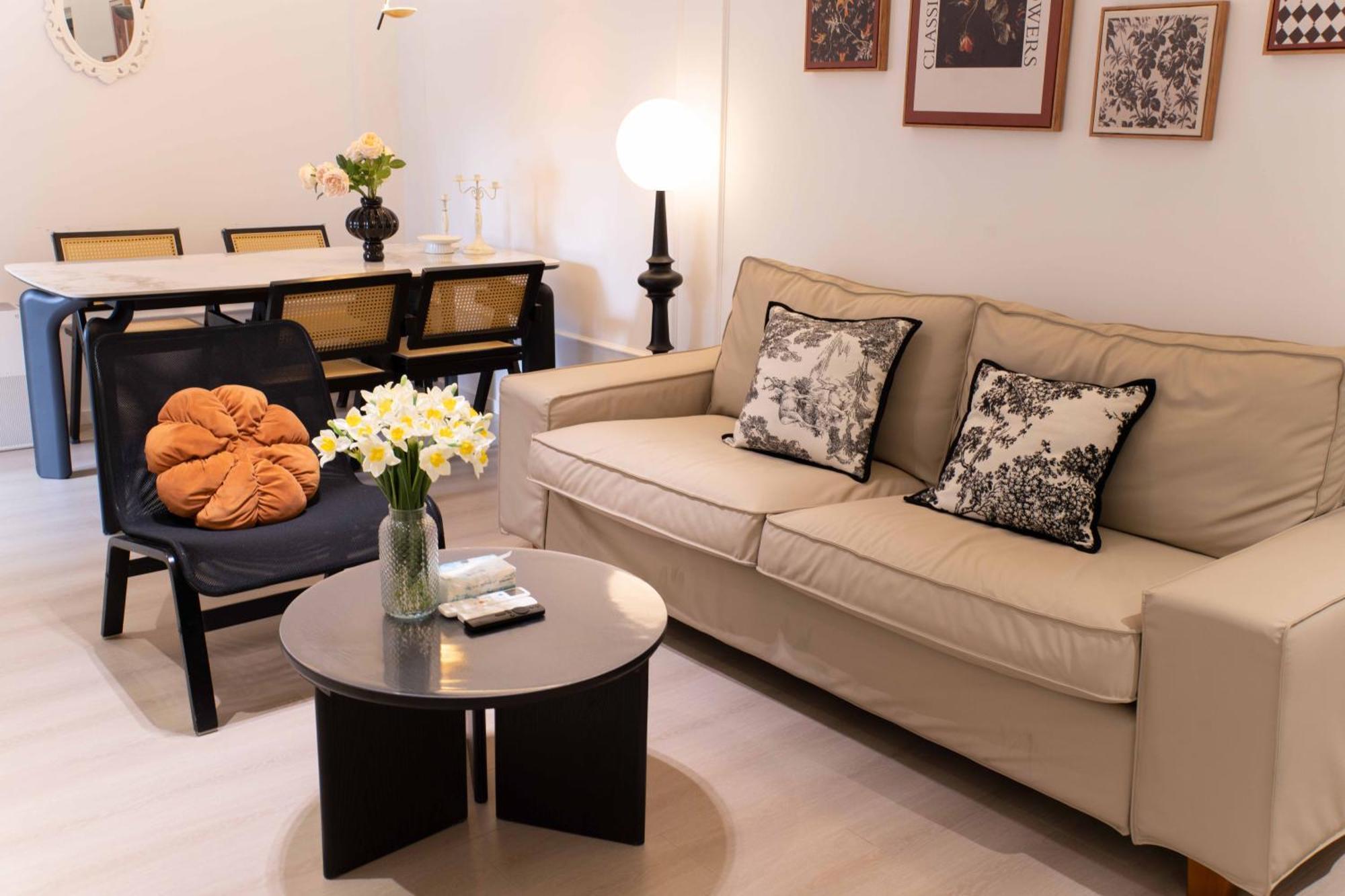 Yi Du - Family Located 500 Meters Away From Nanjing West Road Subway And Near People's Square *